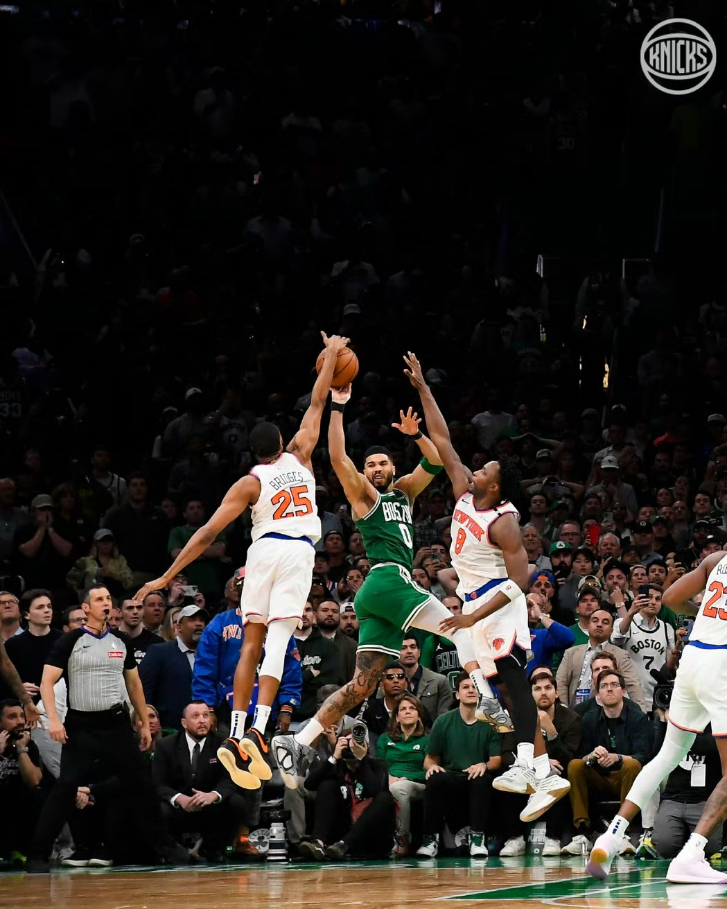 开云体育世界杯-尼克斯险胜雷霆，浓眉哥统治全场